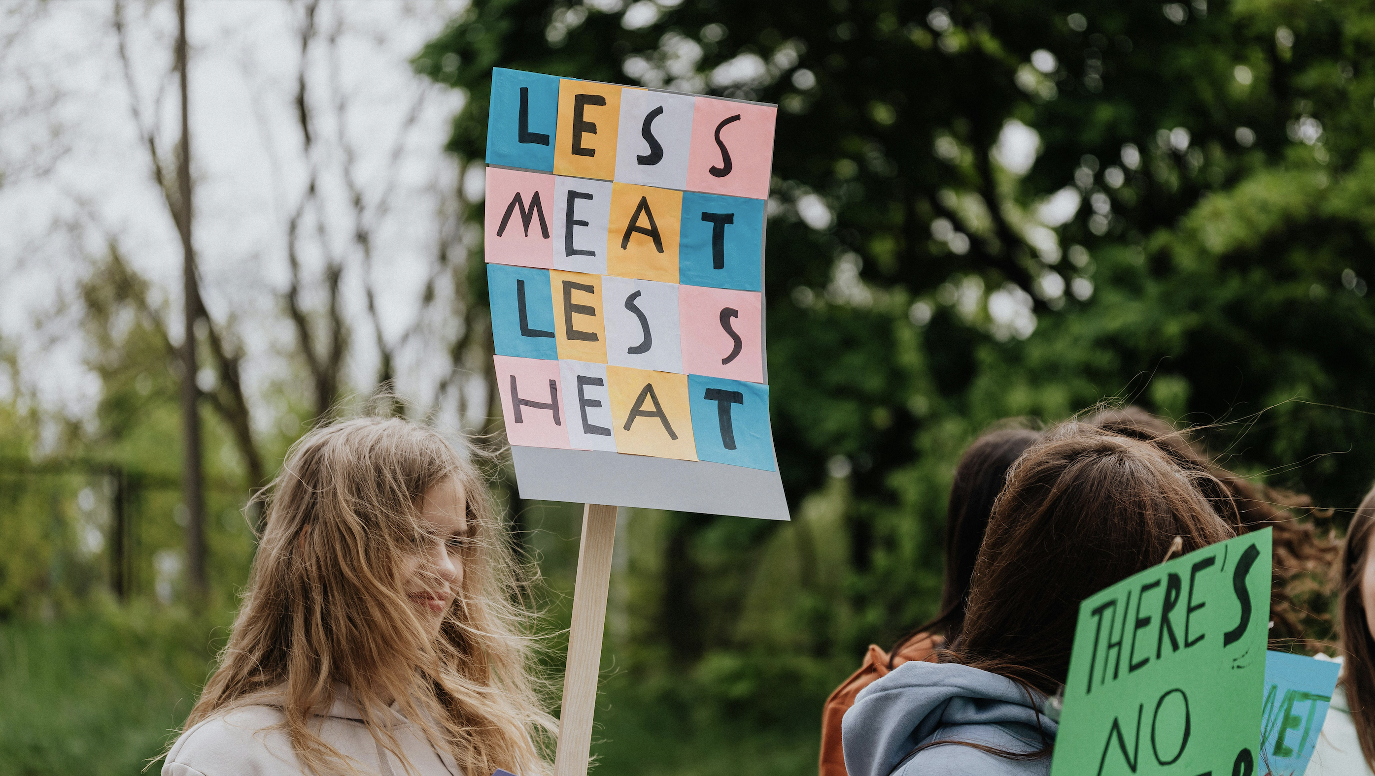 Pancarte d'une militante "less meat less heat"