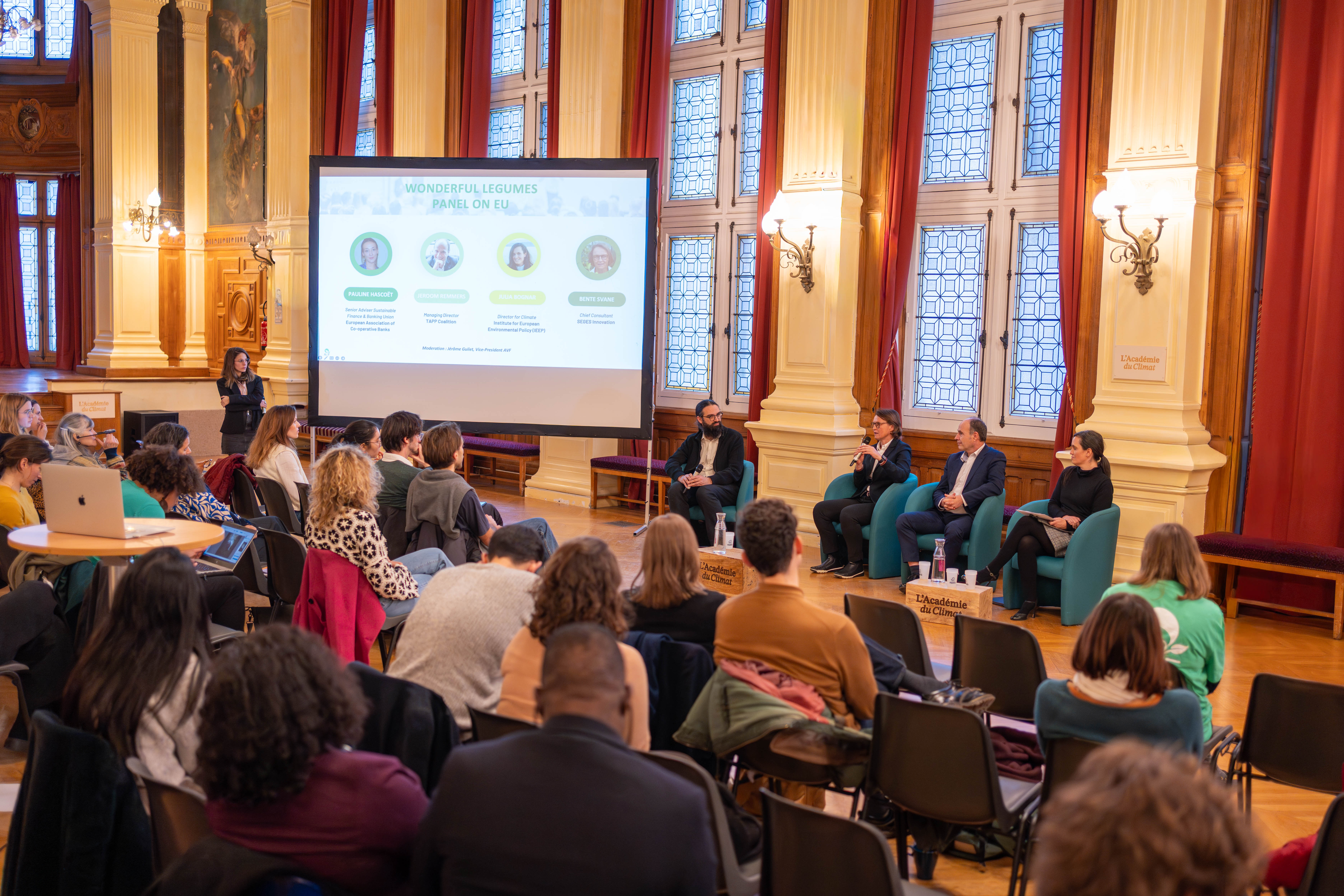 Photographie de la conférence et des intervenants en plein présentation